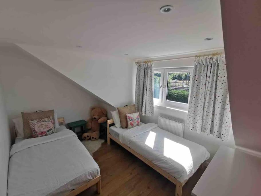 Ferienhaus 3 Bedroom Well Connected Family Free Parking