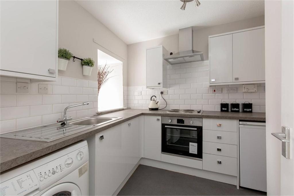 Lovely Ground Floor In Great Location At The Shore, *