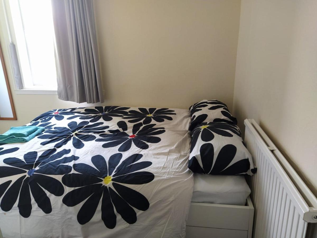 Self Catering 2 Bedroom Flat, Frequent Buses, 1-minute Walk To Bus Stop, 20 Minutes To City Center *