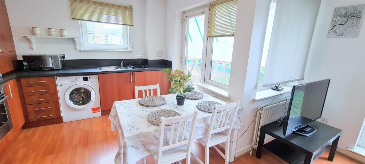 Modern Spacious 3 Bedroom Centre - Free Parking - Private Balcony - Excellent Service Apartment Edinburgh