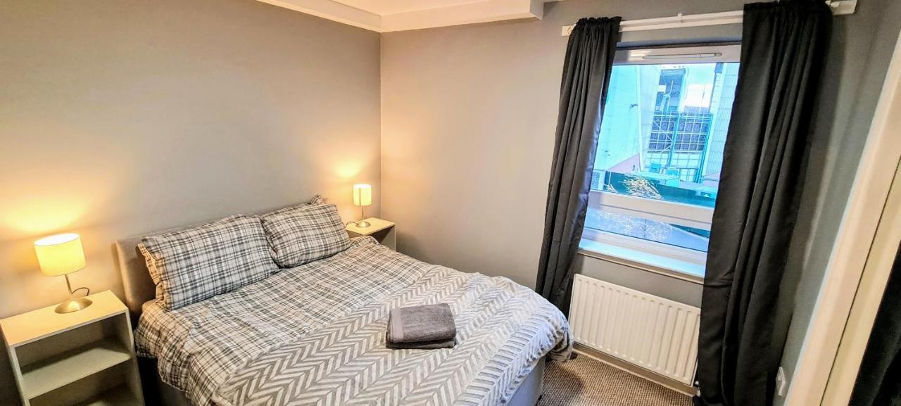 Modern Spacious 3 Bedroom Centre - Free Parking - Private Balcony - Excellent Service Apartment Edinburgh