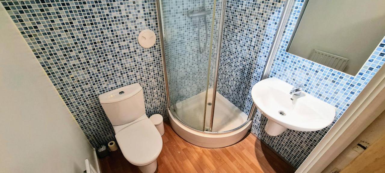 Modern Spacious 3 Bedroom Centre - Free Parking - Private Balcony - Excellent Service * Edinburgh