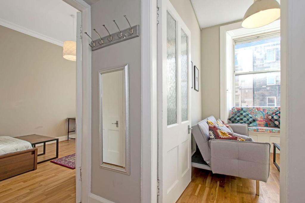 Centre 1-bed Flat, Sleeps 3 Edinburgh
