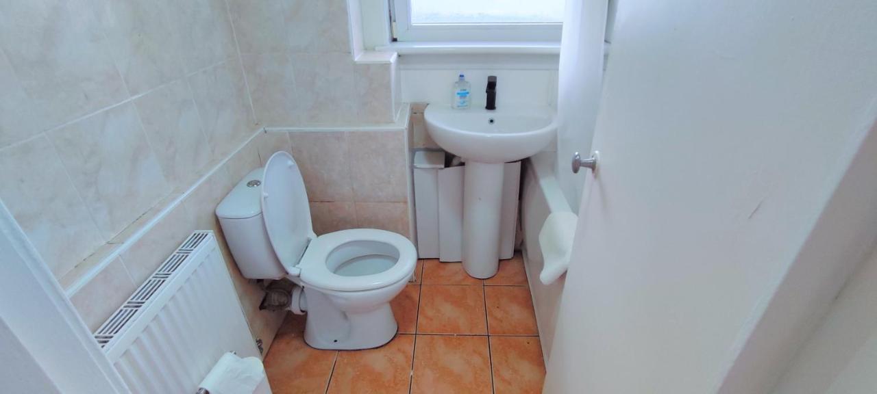 Cosy 2 Bedroom In The Heart Of - Excellent Location *