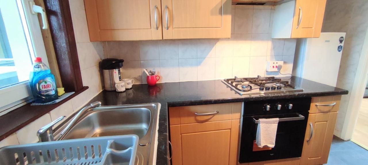 Cosy 2 Bedroom In The Heart Of - Excellent Location Apartment *