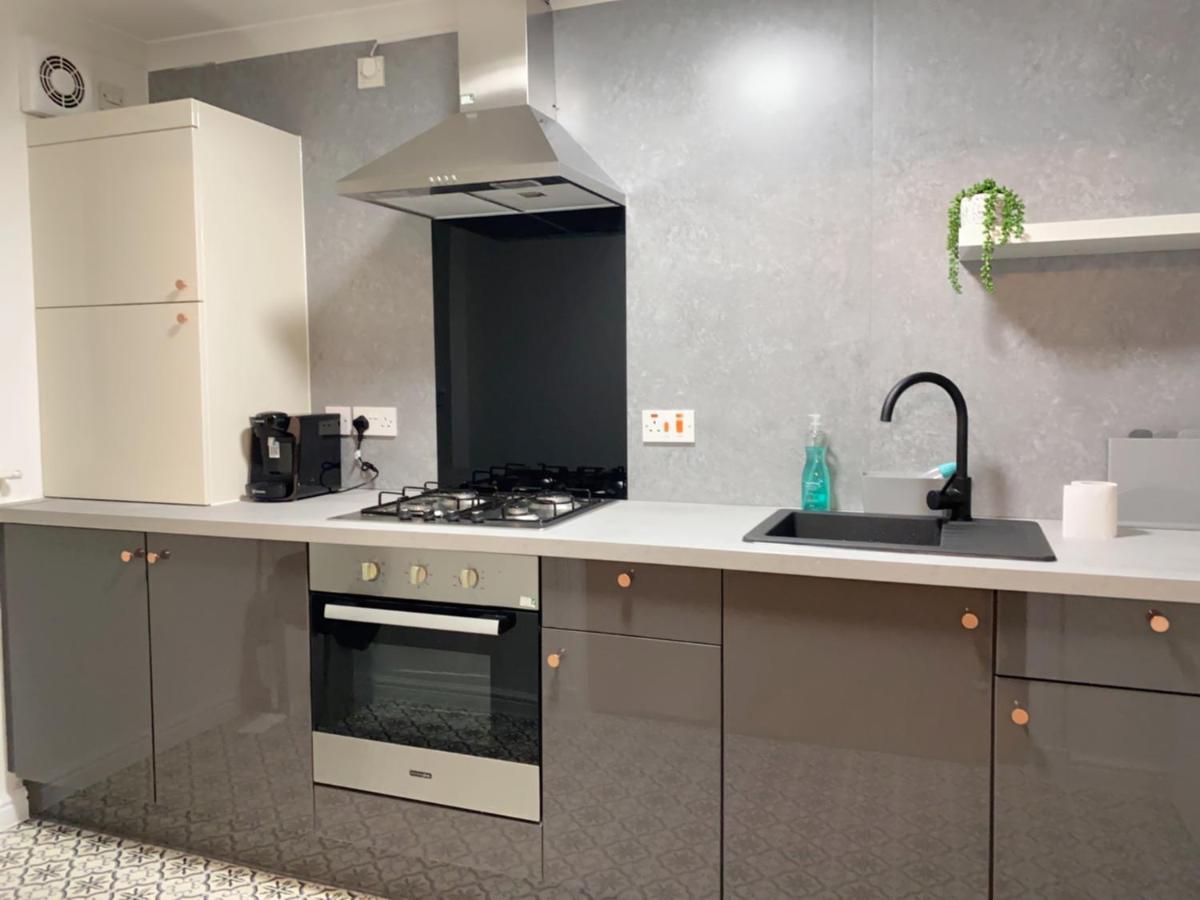 Private Main Door Lovely 2 Bedroom Apartment