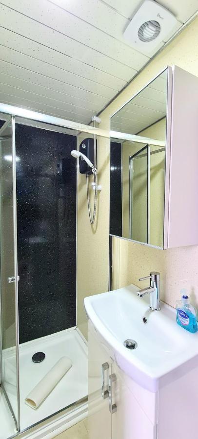 Gasthof Spacious Ensuite In Centre - Five Star Amenities - Excellent Location EDI