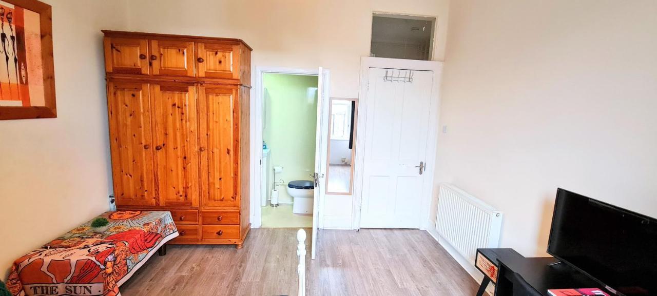 Gasthof Spacious Ensuite In Centre - Five Star Amenities - Excellent Location EDI