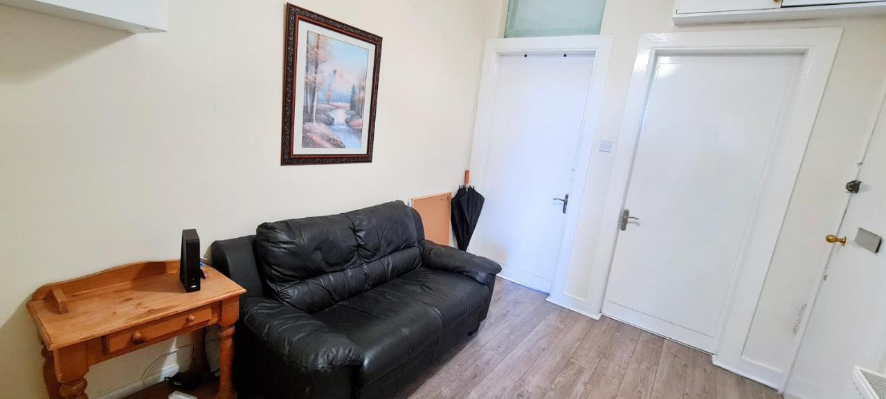 Gasthof Spacious Ensuite In Centre - Five Star Amenities - Excellent Location *