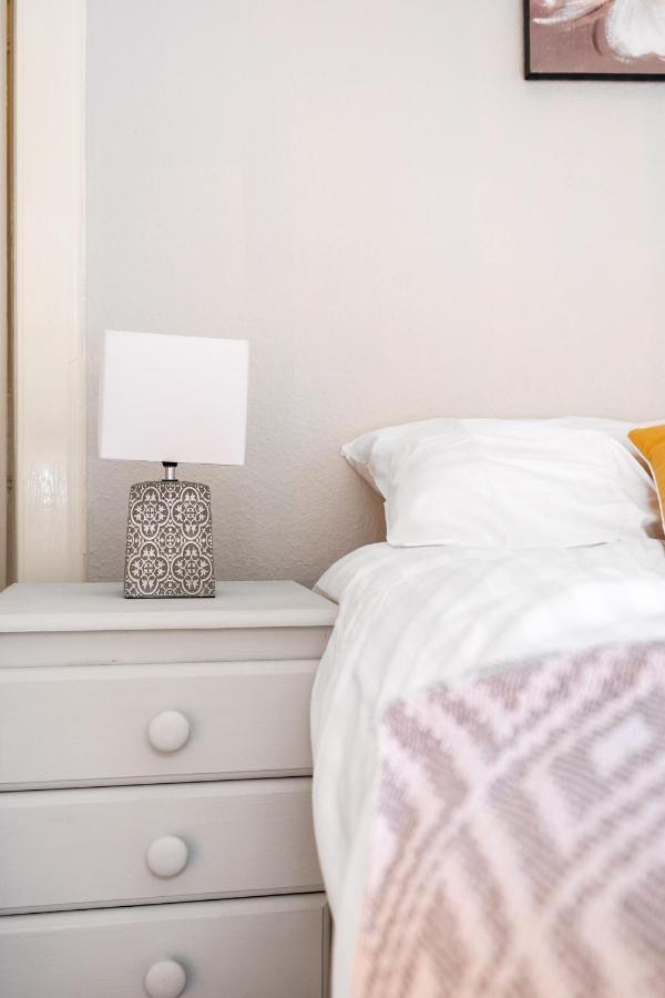 2 Bedroom Centre - Royal Mile - Castle & Waverley Train Station - Sleeps 4 * Edinburgh