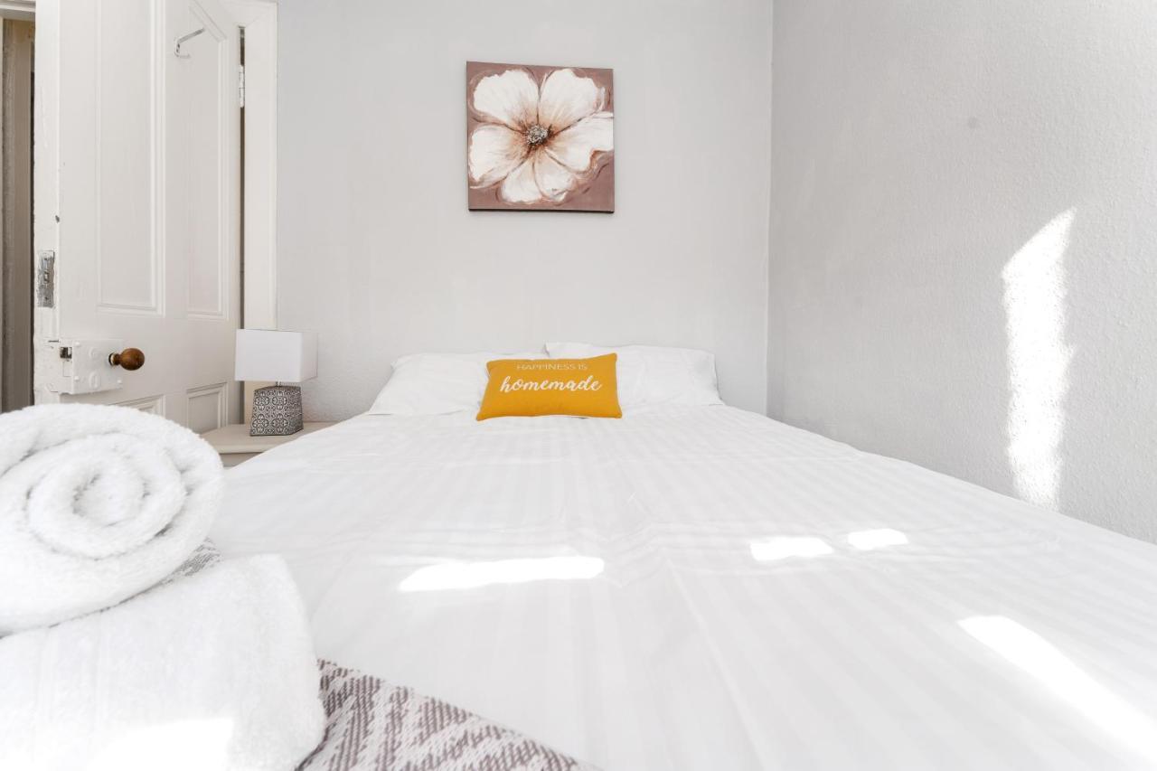 Apartment 2 Bedroom Centre - Royal Mile - Castle & Waverley Train Station - Sleeps 4 EDI