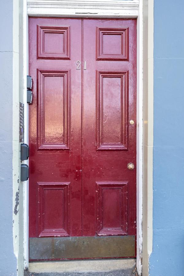 Apartment 2 Bedroom Centre - Royal Mile - Castle & Waverley Train Station - Sleeps 4 EDI