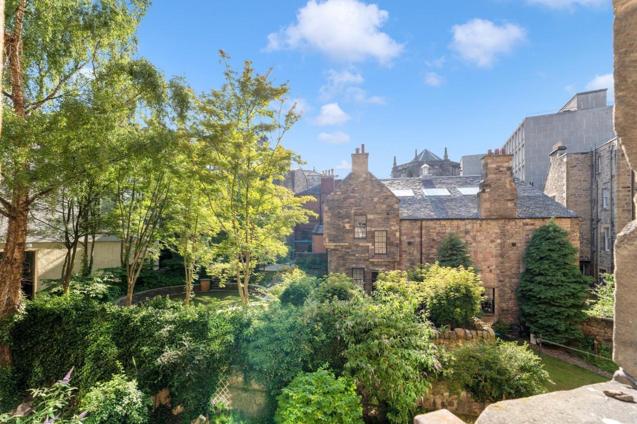 2 Bedroom Centre - Royal Mile - Castle & Waverley Train Station - Sleeps 4 * EDI