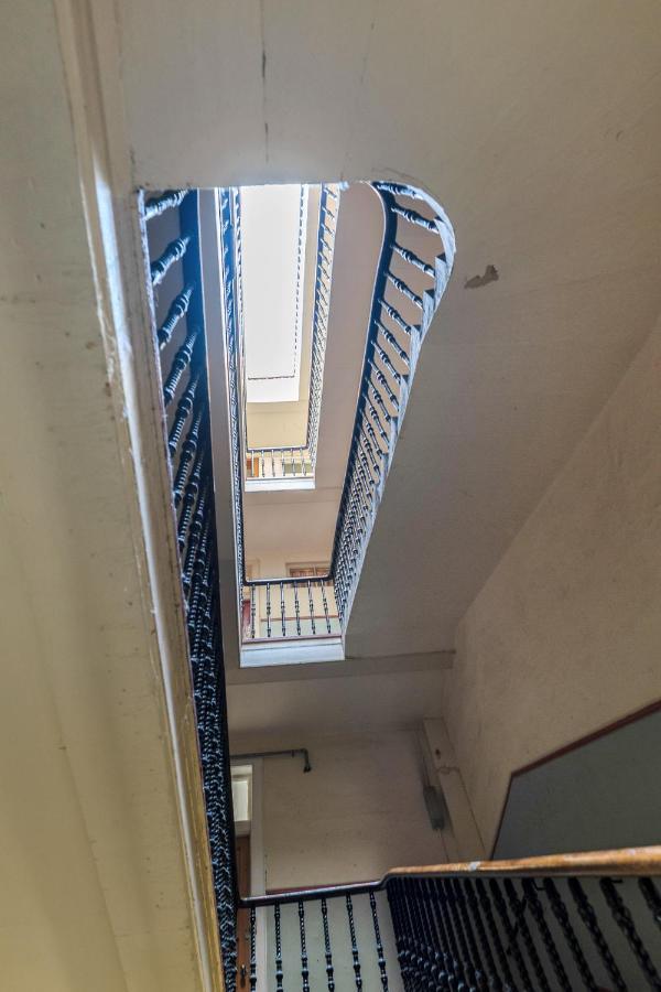 2 Bedroom Centre - Royal Mile - Castle & Waverley Train Station - Sleeps 4 EDI