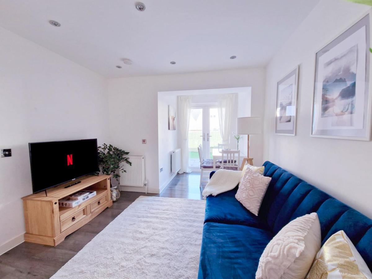 Apartment Spacious & Modern 3 Bedroom House - Free Parking - Front & Back Garden - Private Main Door Entrance Edinburgh