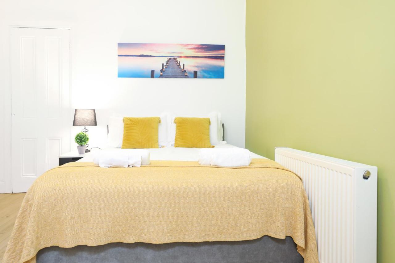Apartment Stunning Modern 3 Bedroom *
