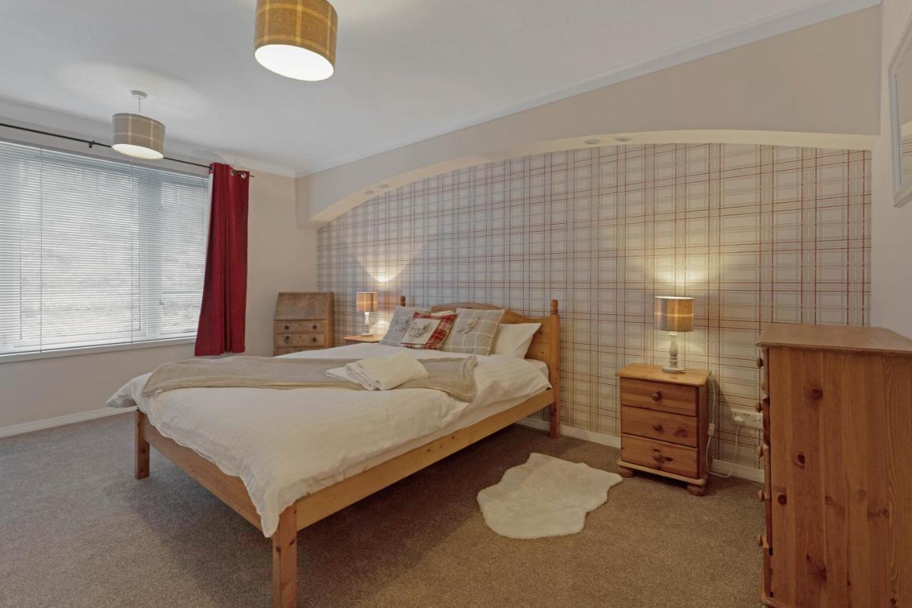 Elegant & Unique Getaway - Spacious 3 Bedroom, 2 Bathroom Centre - Free Allocated Parking. * EDI