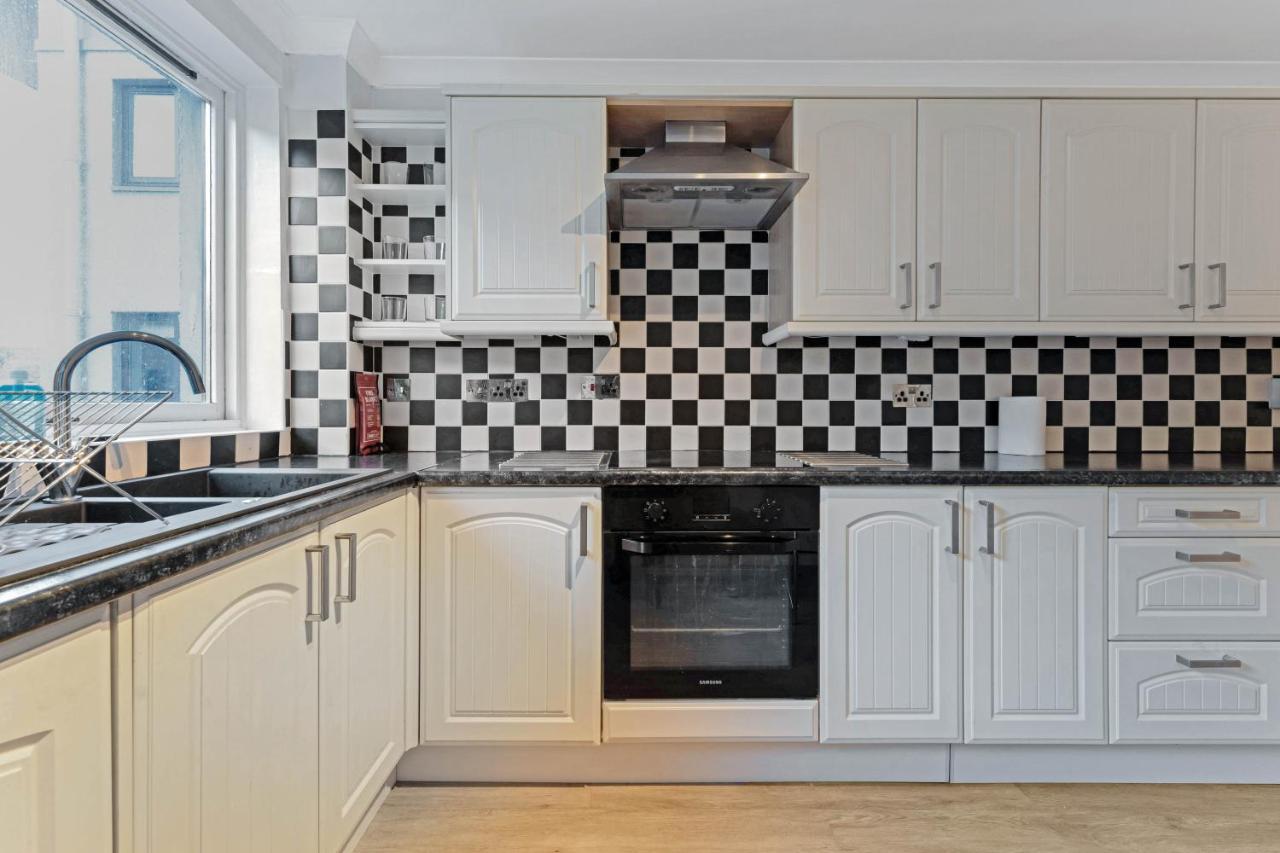 Elegant & Unique Getaway - Spacious 3 Bedroom, 2 Bathroom Centre - Free Allocated Parking. EDI