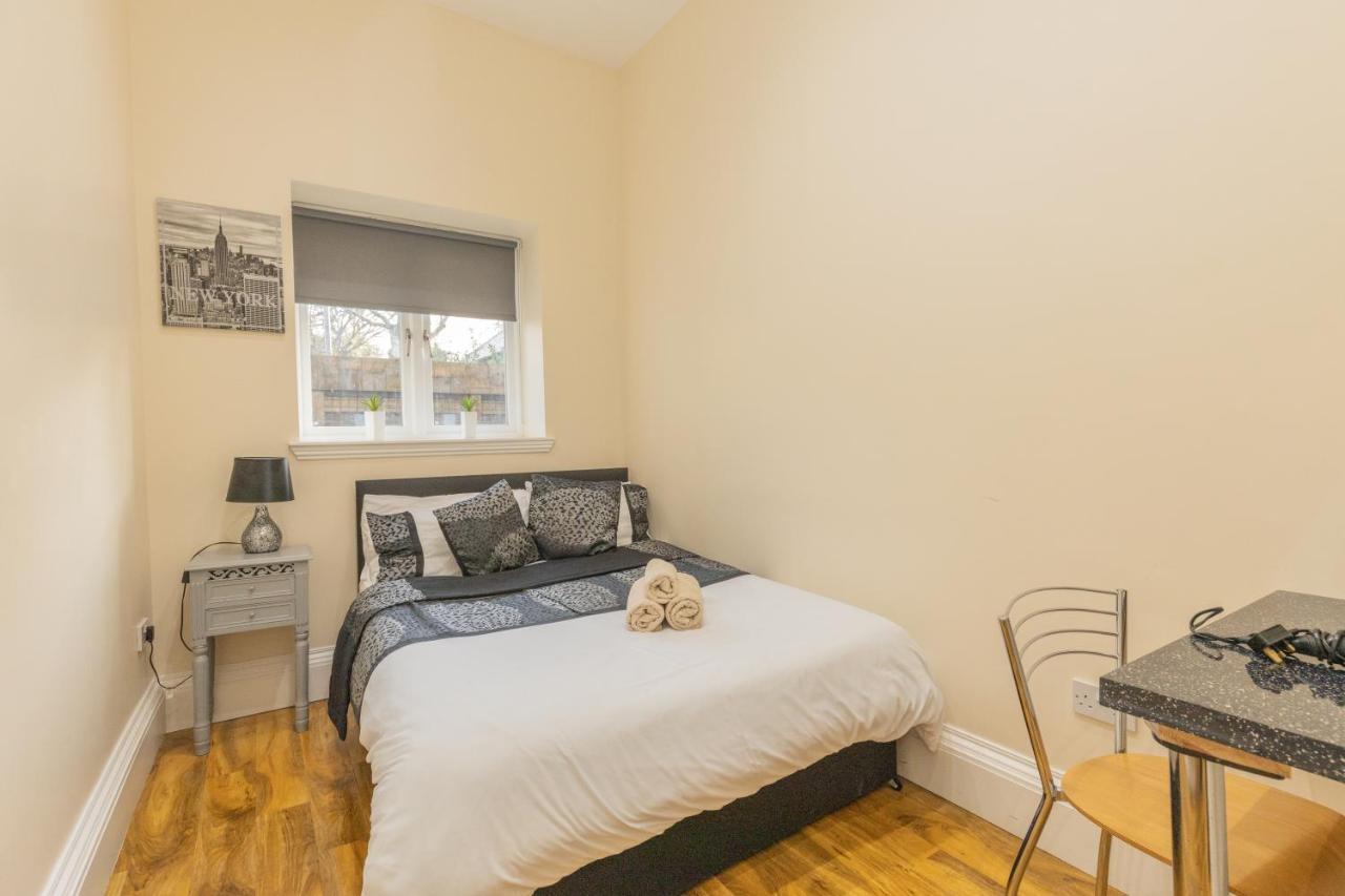 New 3-bedroom Close To Centre Apartment *
