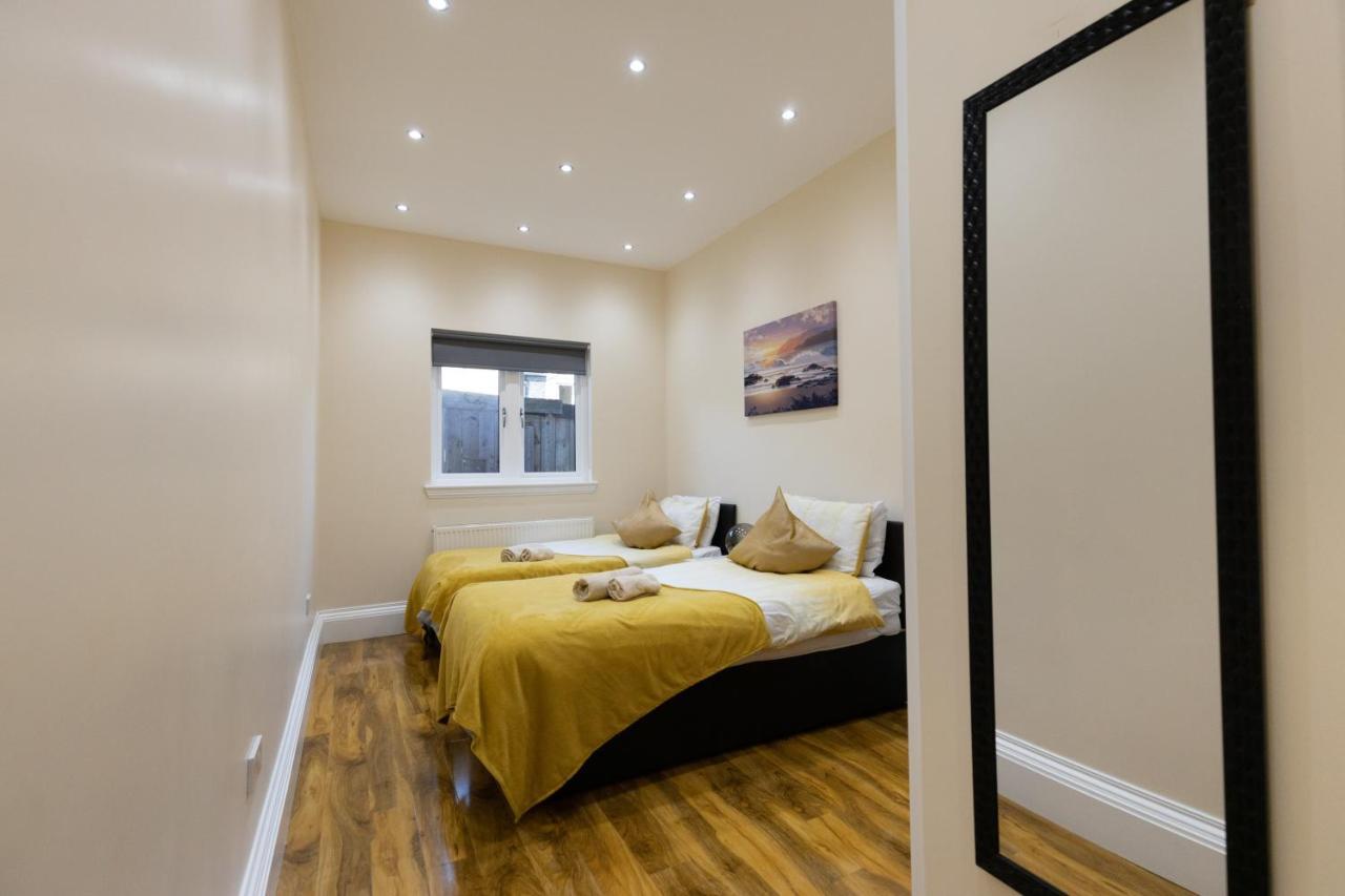 New 3-bedroom Close To Centre Apartment