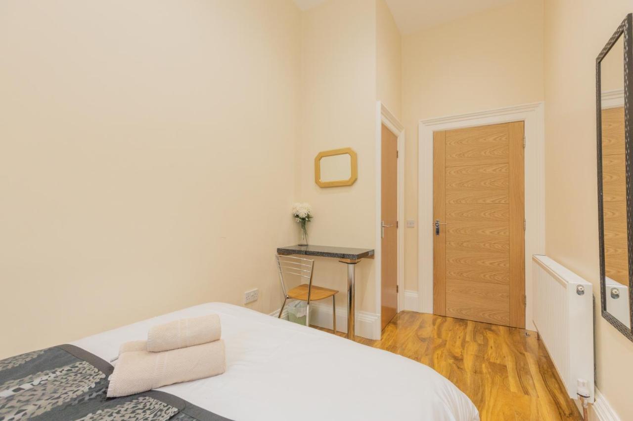 New 3-bedroom Close To Centre Apartment *
