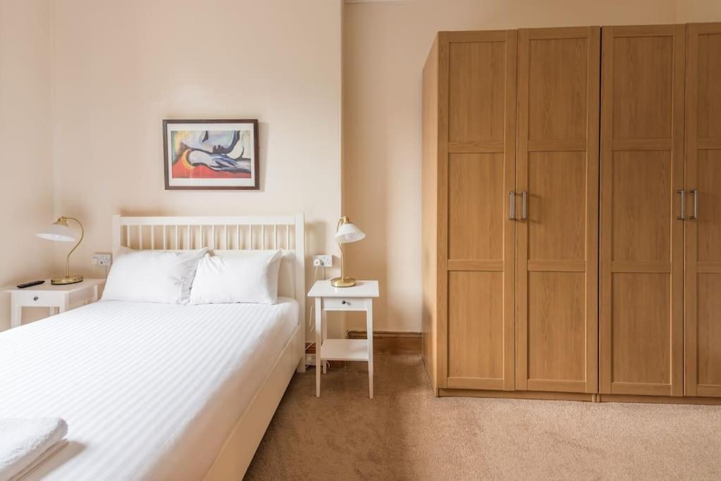 Beautiful 2 Bed 2 Bath Flat Overlooking Meadows Park Apartment