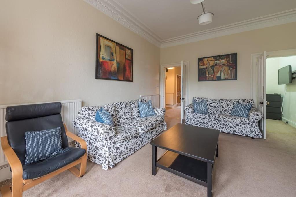 Beautiful 2 Bed 2 Bath Flat Overlooking Meadows Park