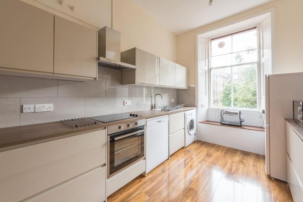 Beautiful 2 Bed 2 Bath Flat Overlooking Meadows Park *