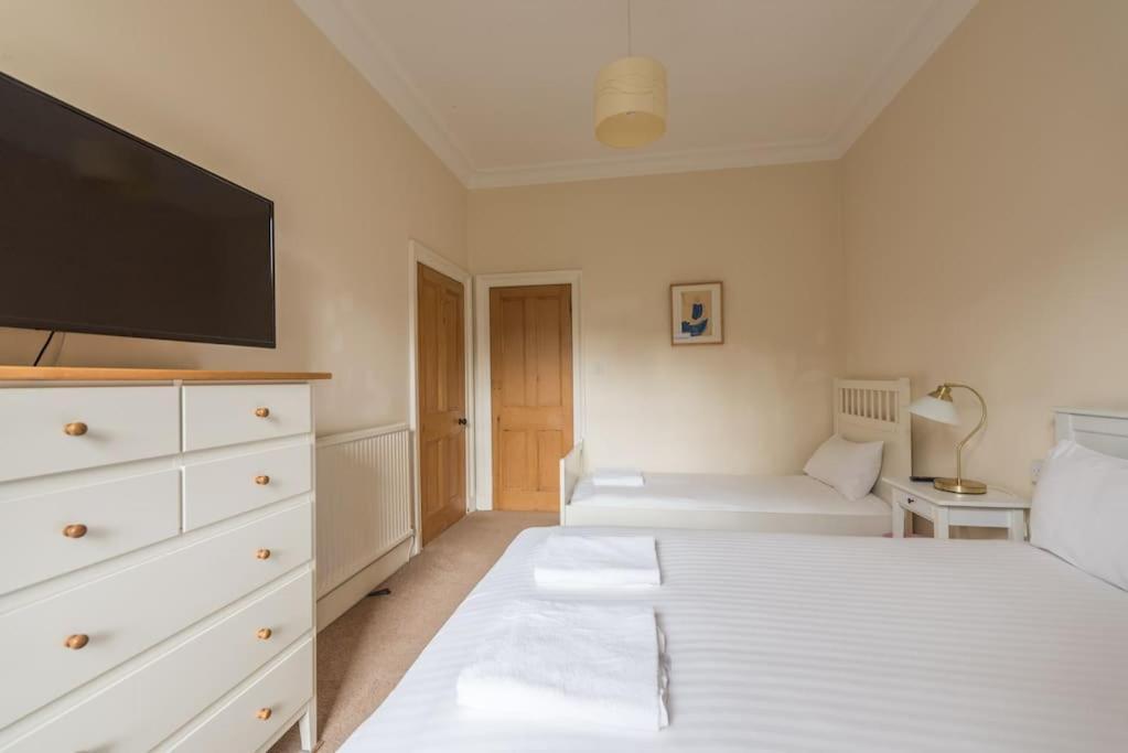 Beautiful 2 Bed 2 Bath Flat Overlooking Meadows Park Apartment