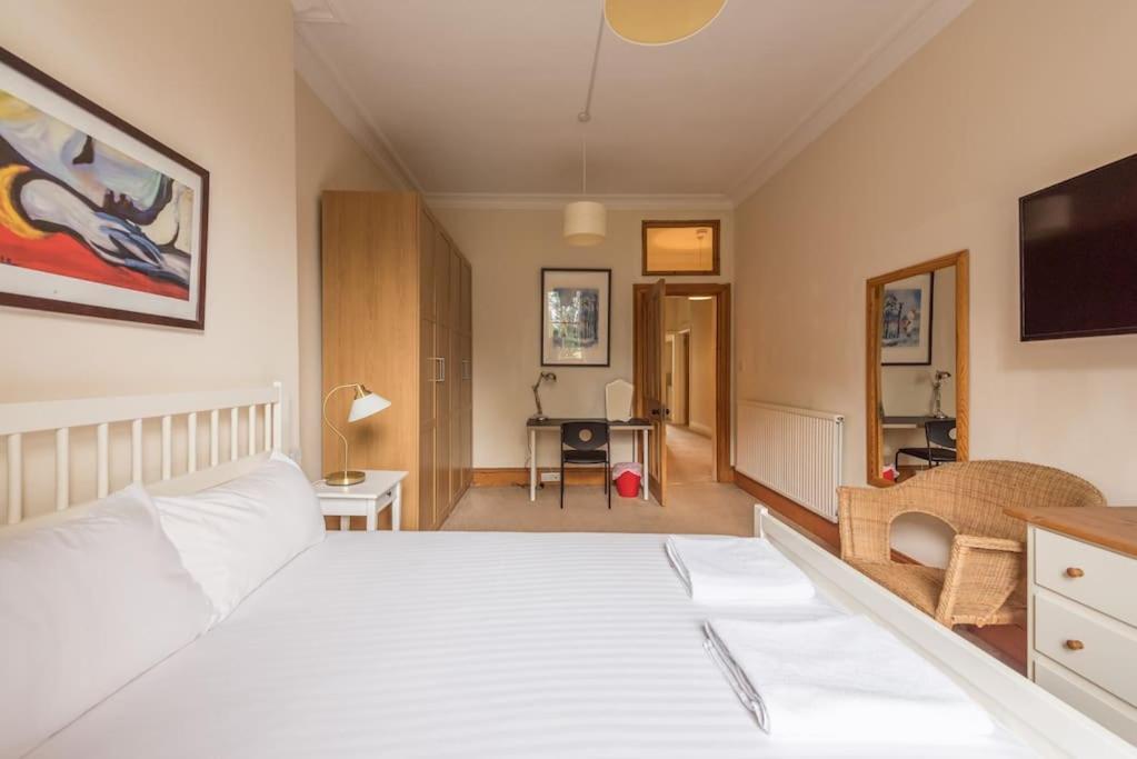 Beautiful 2 Bed 2 Bath Flat Overlooking Meadows Park Edinburgh