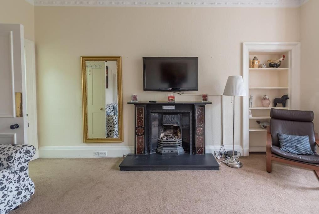 Beautiful 2 Bed 2 Bath Flat Overlooking Meadows Park Apartment