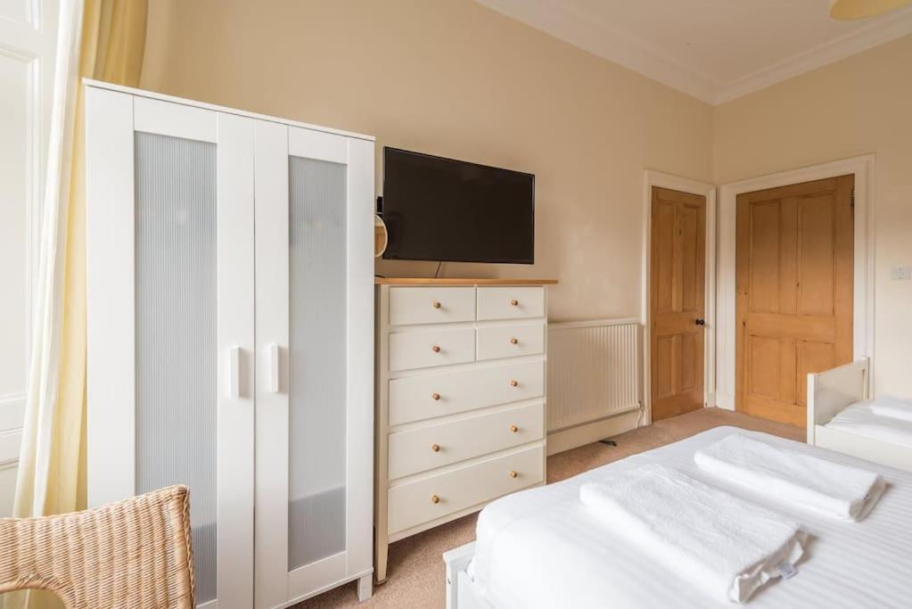 Beautiful 2 Bed 2 Bath Flat Overlooking Meadows Park Apartment *