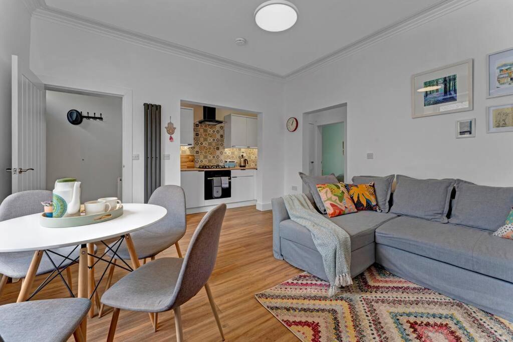 Cheerful - Westend