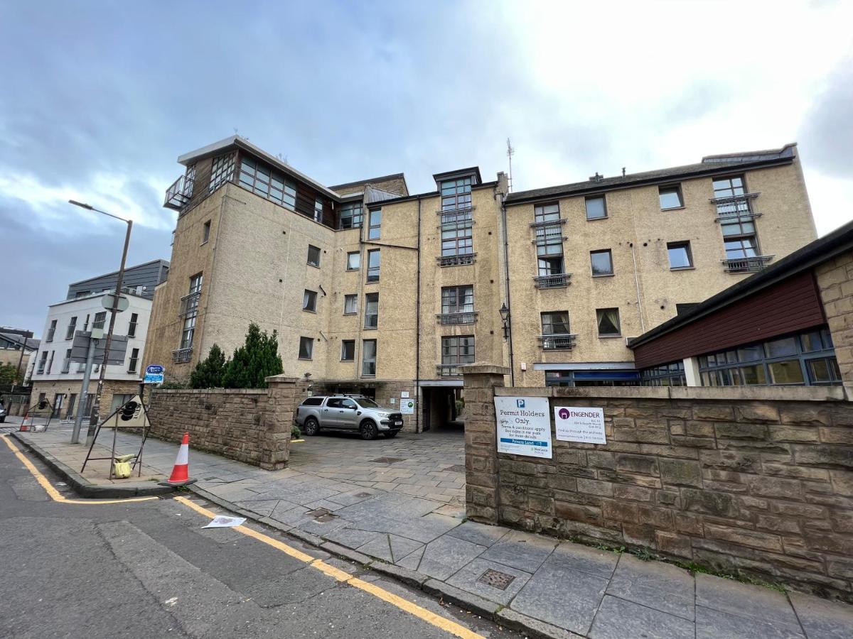 Old Town, Free Parking, Outlander Experience EDI