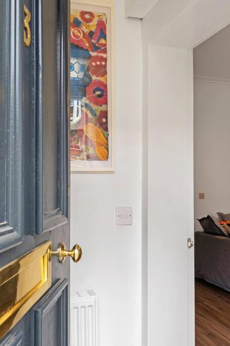Cheerful - Westend