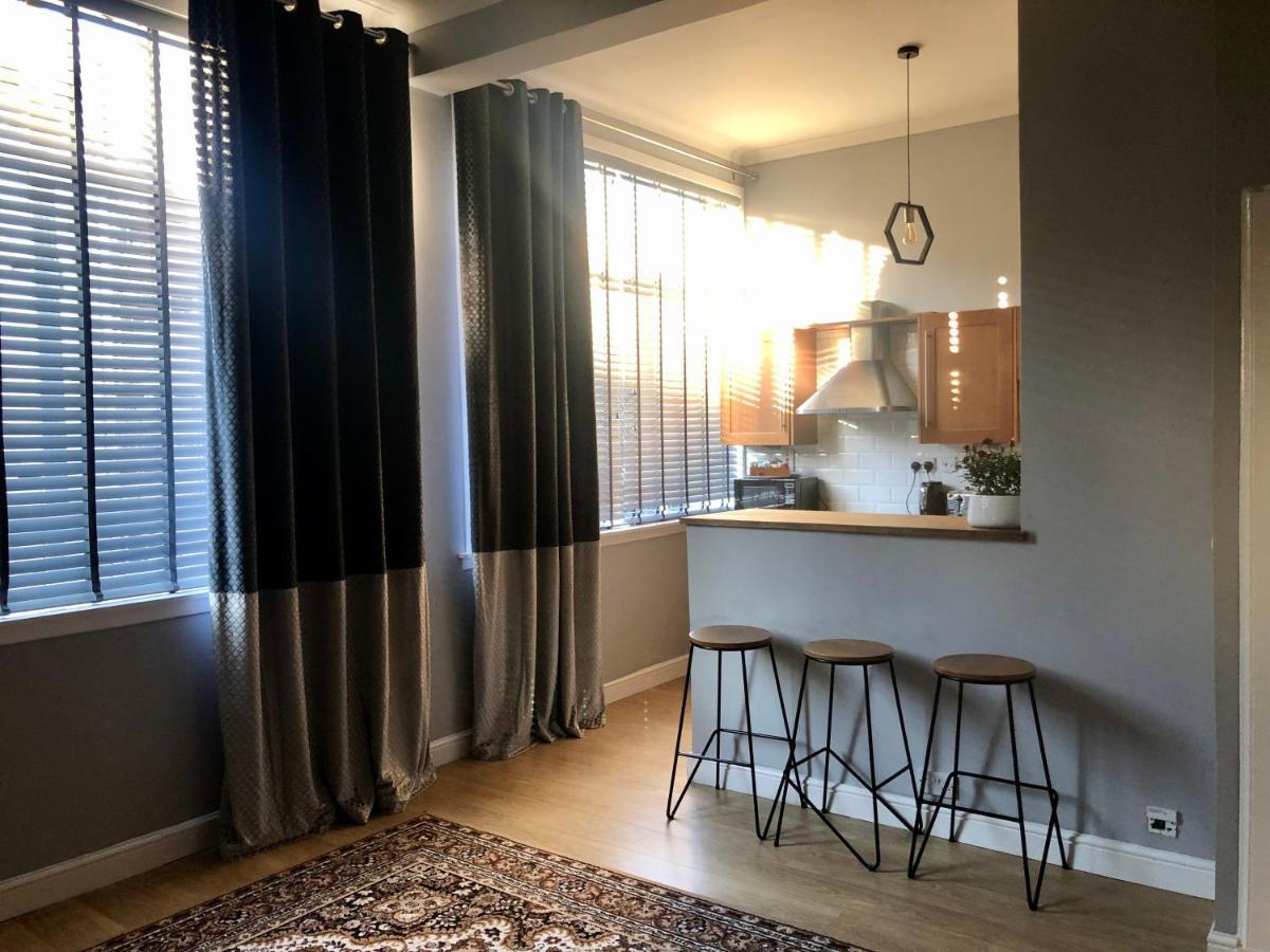 Cozy Edinburgh Apartment With City Views *