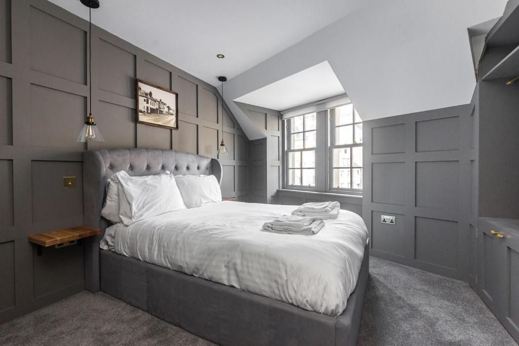 Boutique Castle View 3 Bedroom Apartment Edinburgh