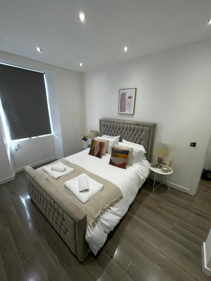 Stylish & Comfortable Ground Floor House - Main Door Private Entrance - Free Parking & Garden EDI