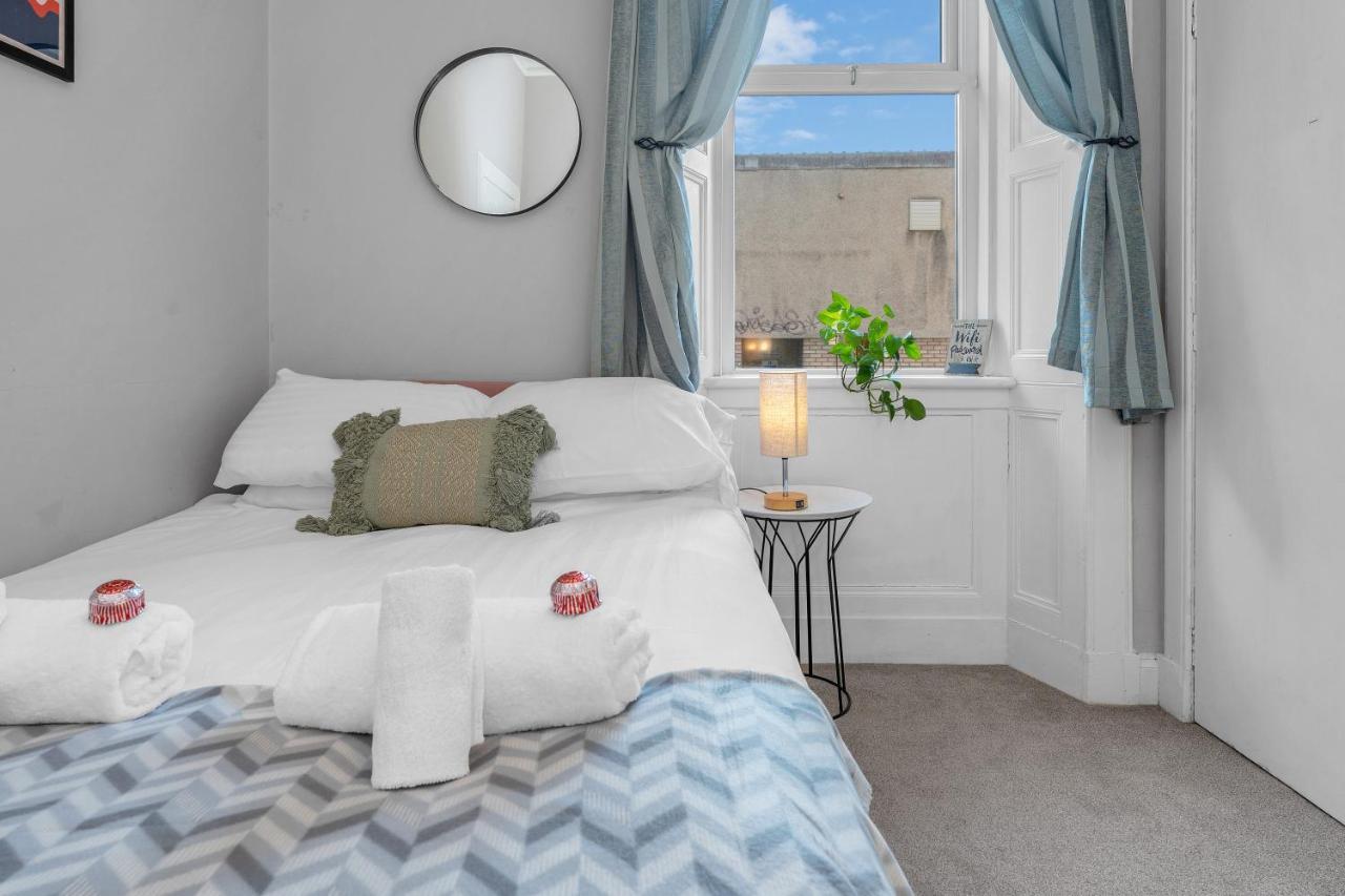 Cheerful Stays: 2 Bedroom Sleeps 6 *