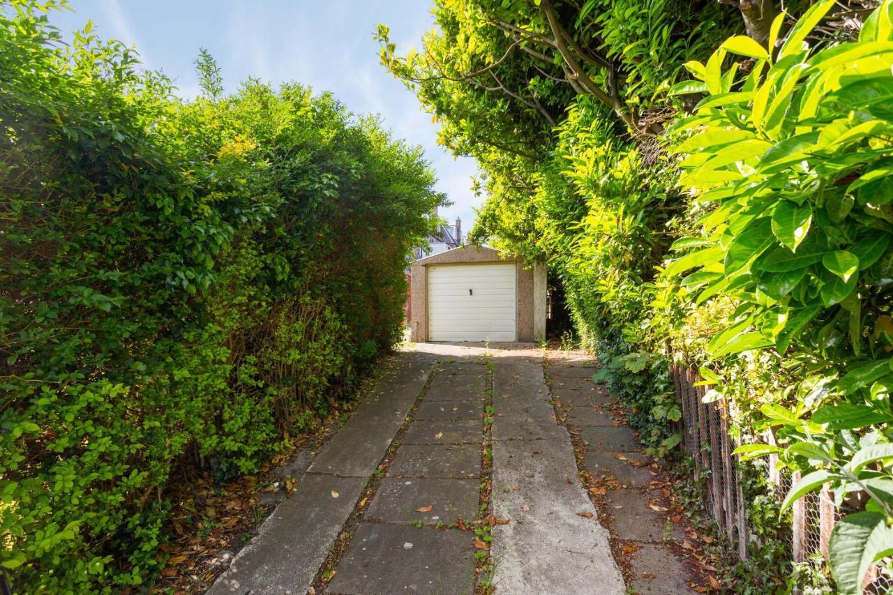 Ferienhaus Lovely 3bed House-private Parking EDI