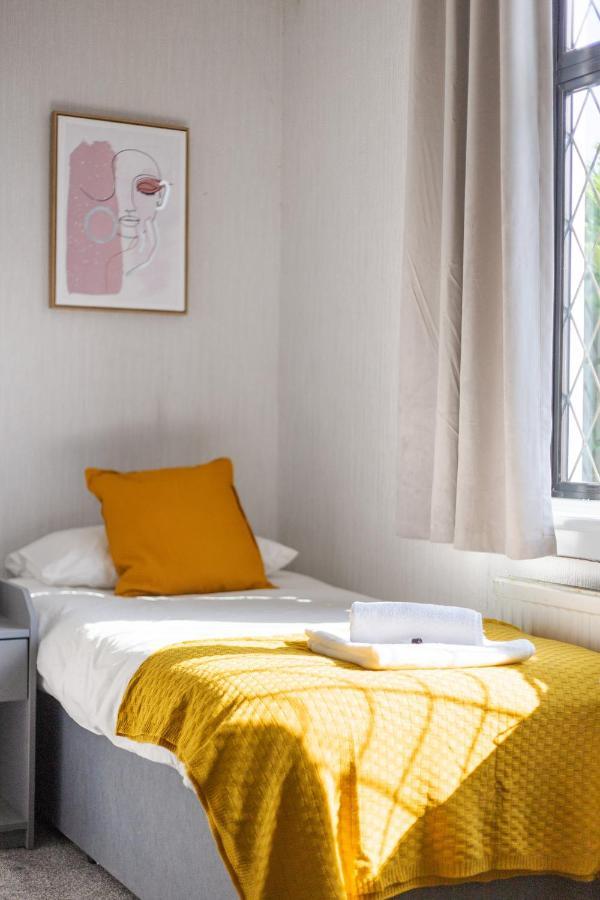Lovely 3bed House-private Parking Ferienhaus *