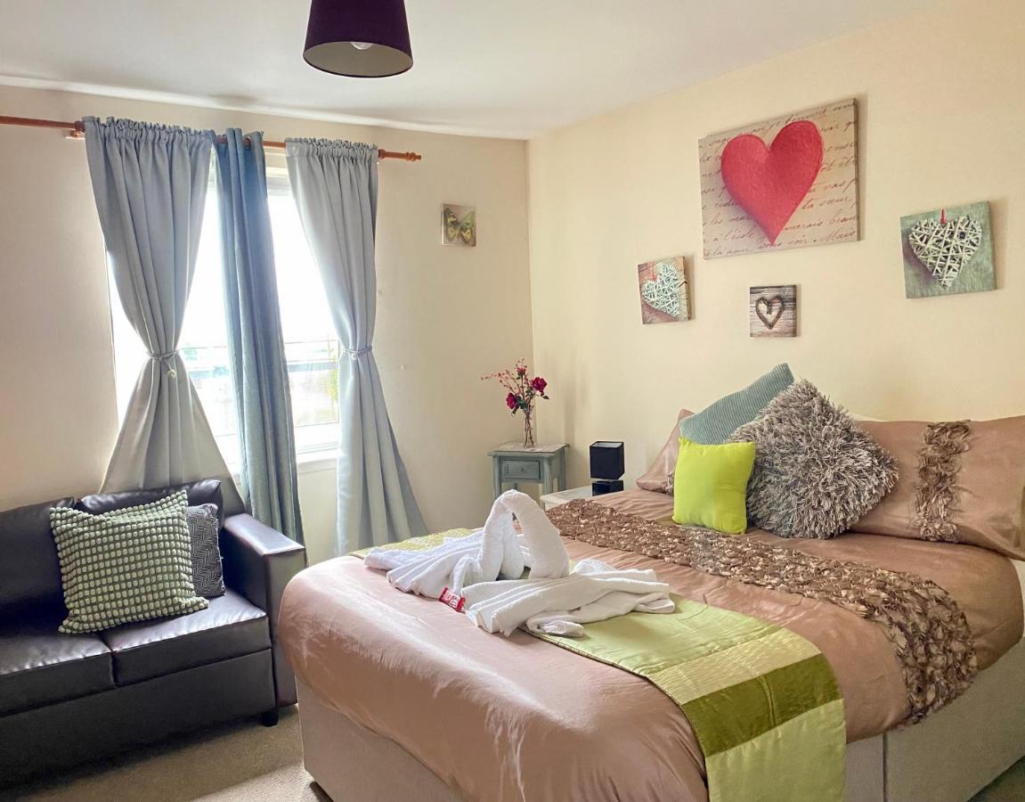 Homestay Lovely Double With Private Bathroom And Double With Shared Toilet & Parking Free Edinburgh