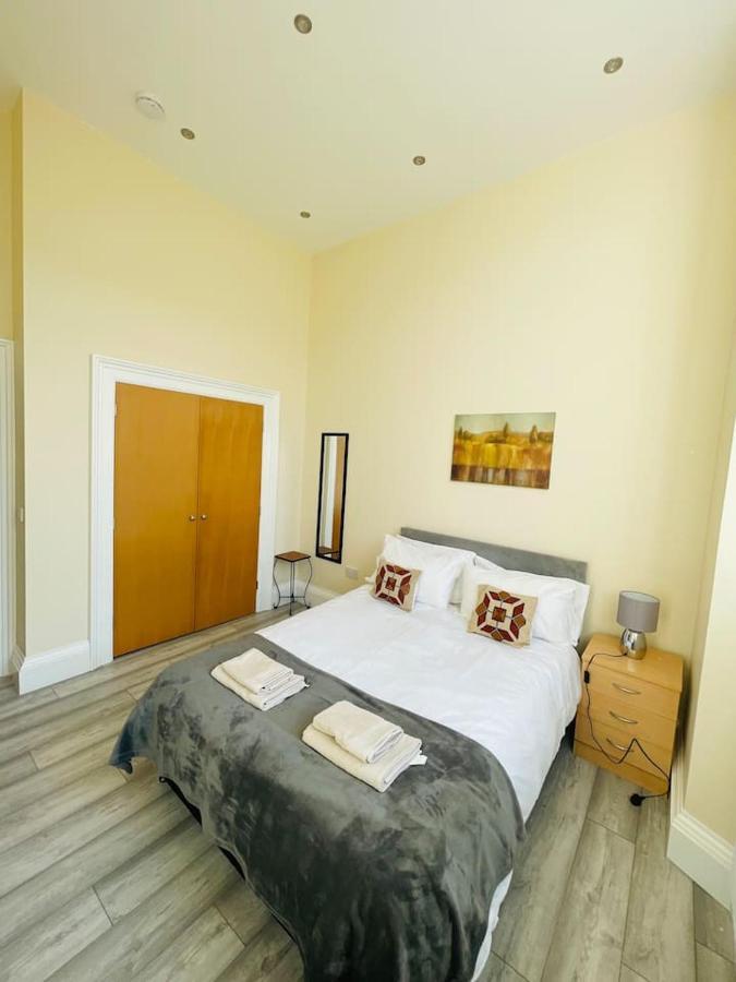 Large Flat In F2 Apartment *