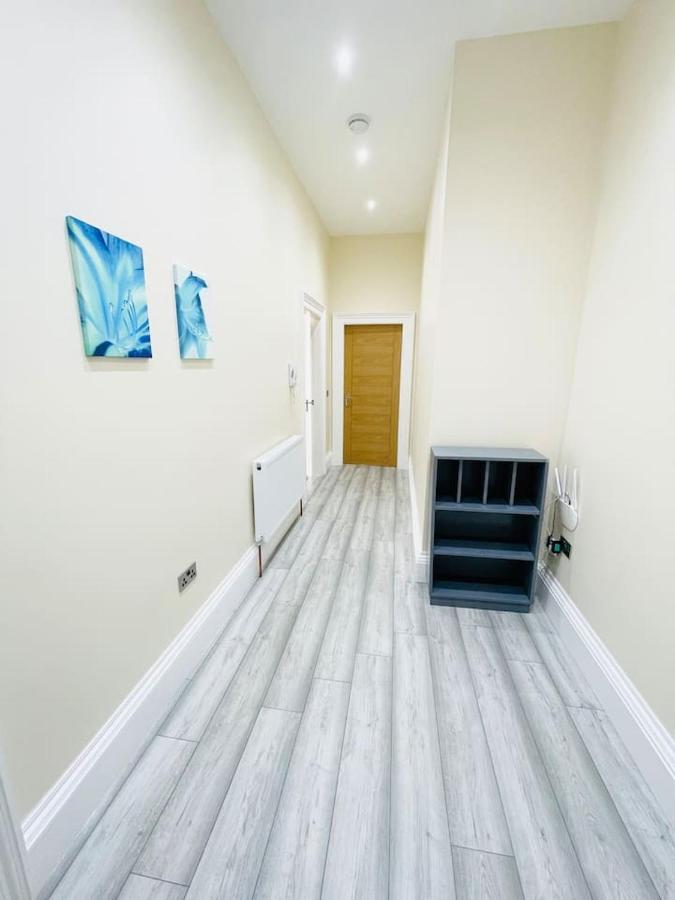 Apartment Large Flat In F2 *