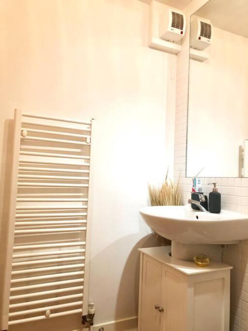 Modern Spacious Retreat Full Fibre Wi-Fi & Free Parking Apartment