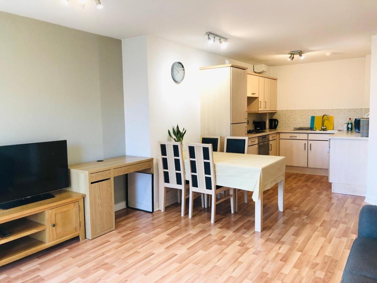 Modern Spacious Retreat Full Fibre Wi-Fi & Free Parking Apartment *