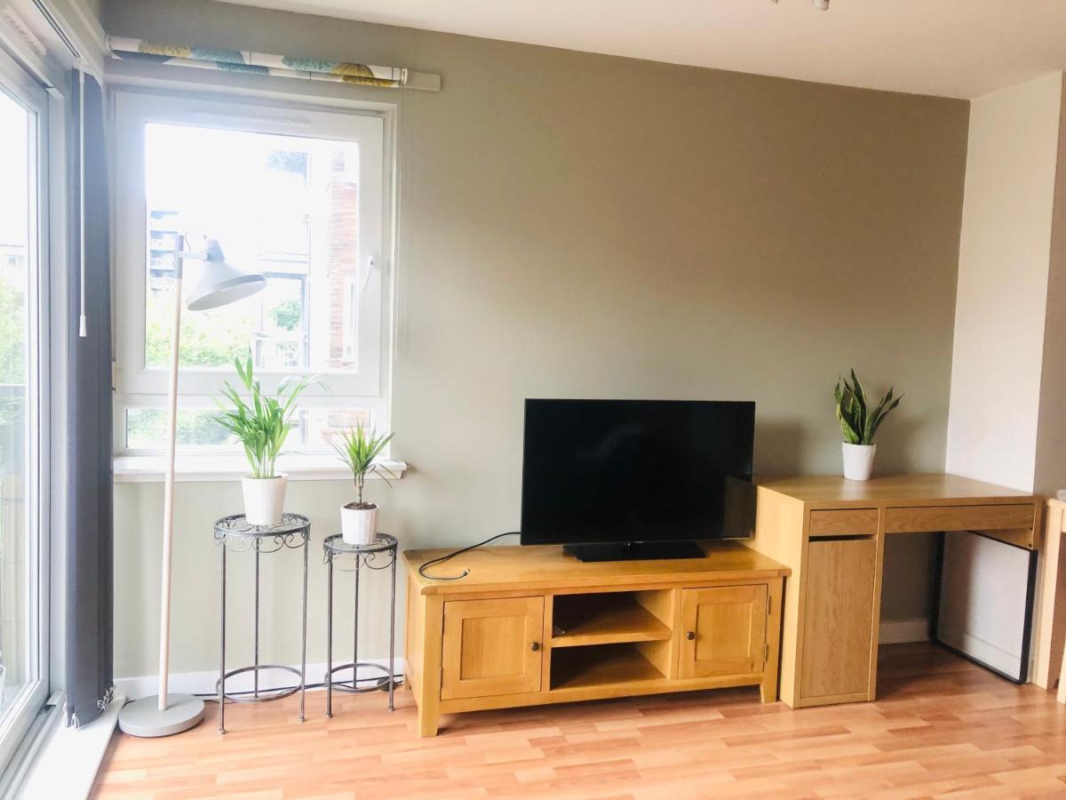 Modern Spacious Retreat Full Fibre Wi-Fi & Free Parking