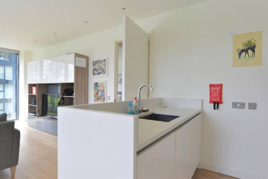 The Simpson - Luxury 2 Bed - Private Parking Apartment