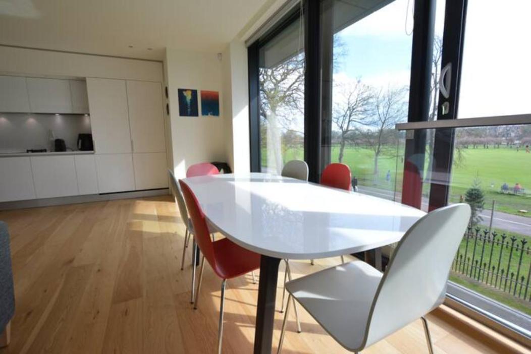 Apartment The Simpson - Luxury 2 Bed - Private Parking