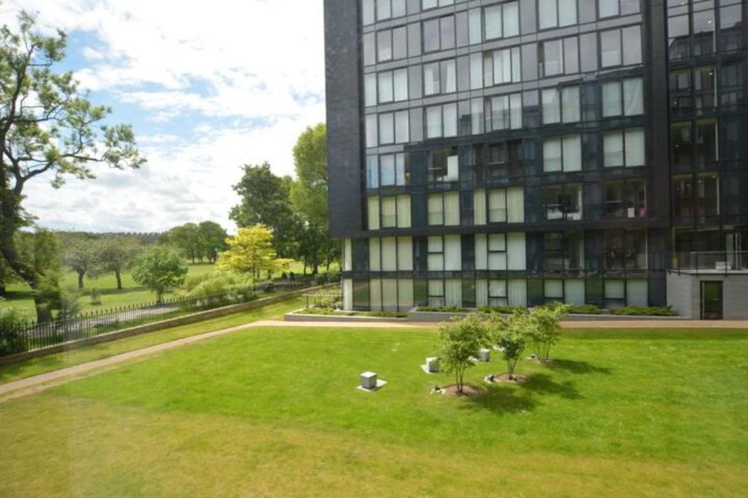 The Simpson - Luxury 2 Bed - Private Parking Apartment Edinburgh